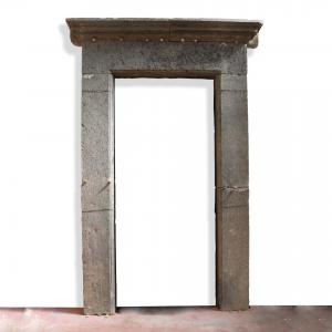 Alter Portal aus Stein. Epoche 1500.